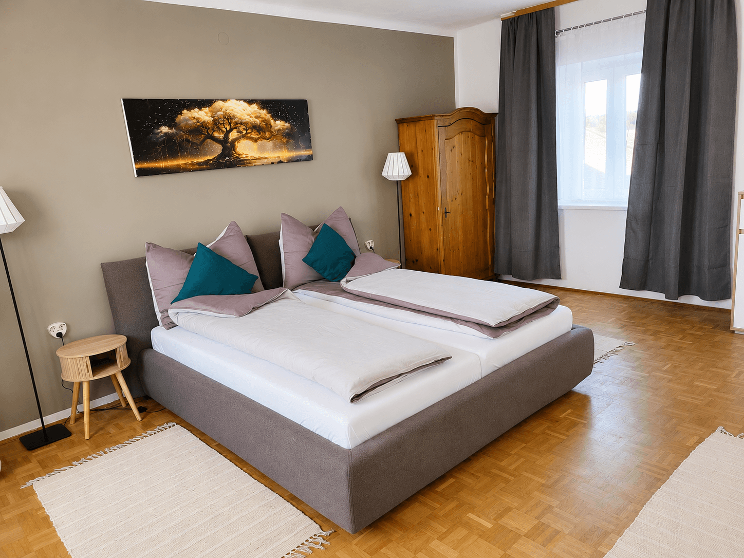 Suite Lebensbaum – Doppelbett mit Lebensbaum-Kunstwerk und Holzschrank