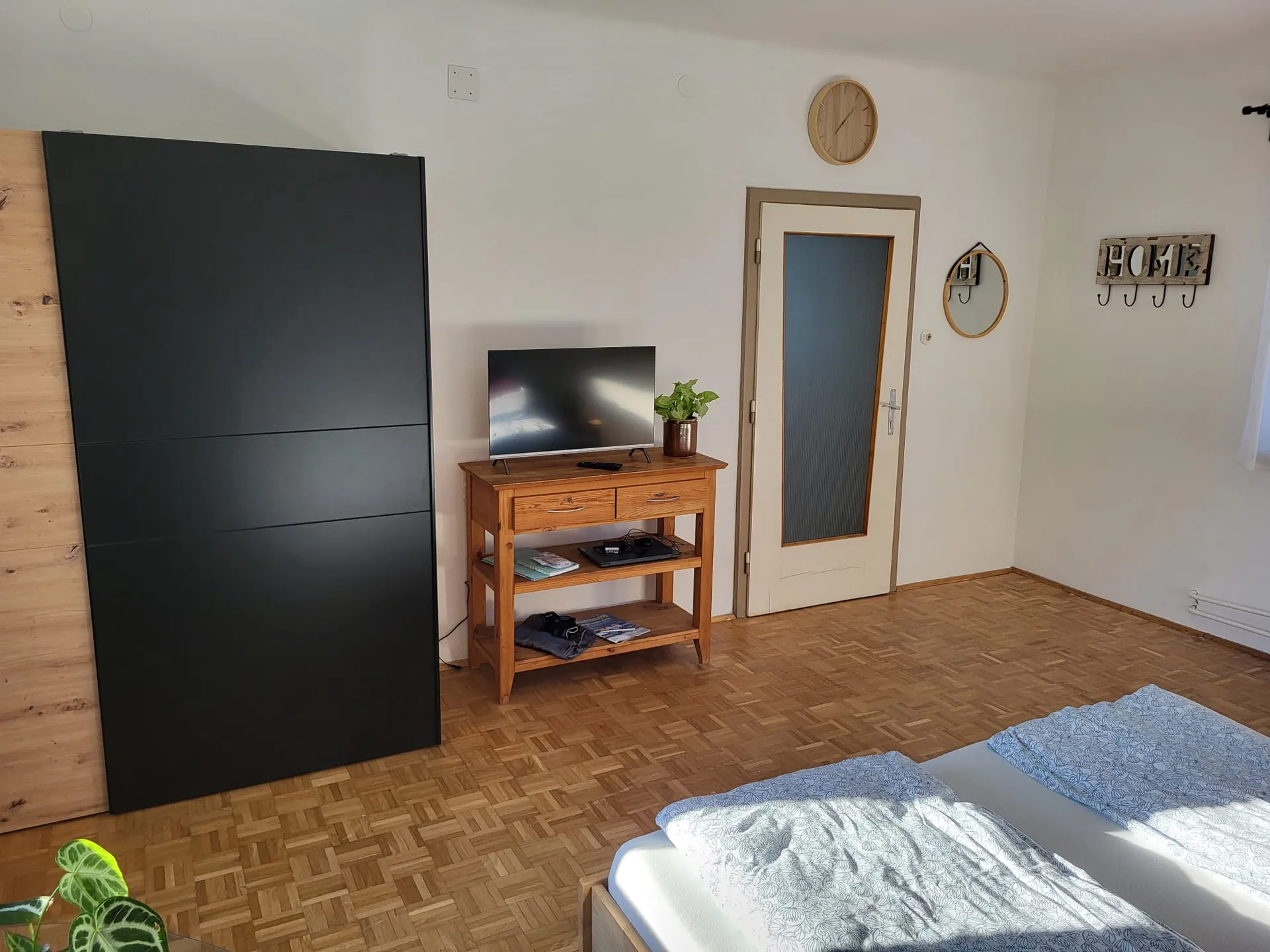 Das Kräuterzimmer – TV & Schrank
